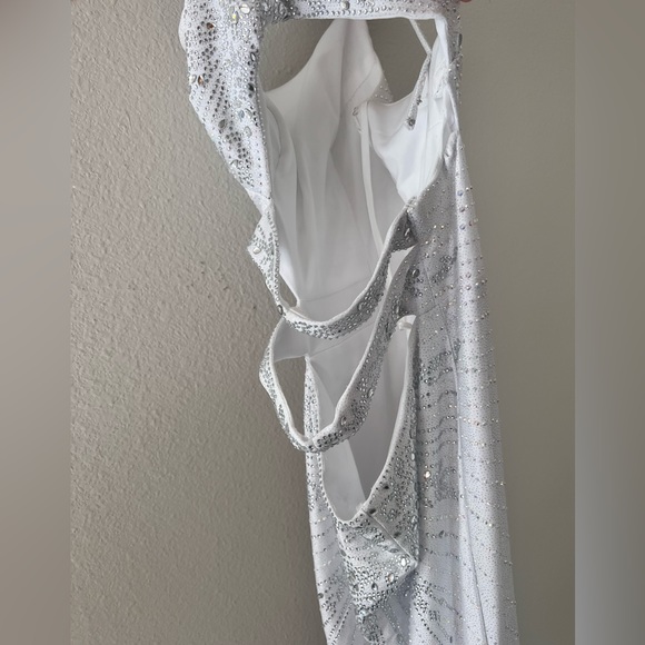 White and Silver 2Cute Prom Dress Size 2 - Picture 4 of 8